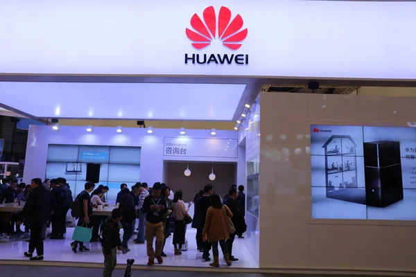 Pessoas Visitam Estande Huawei Durante Uma Exposição Shanghai New International — Fotografia de Stock