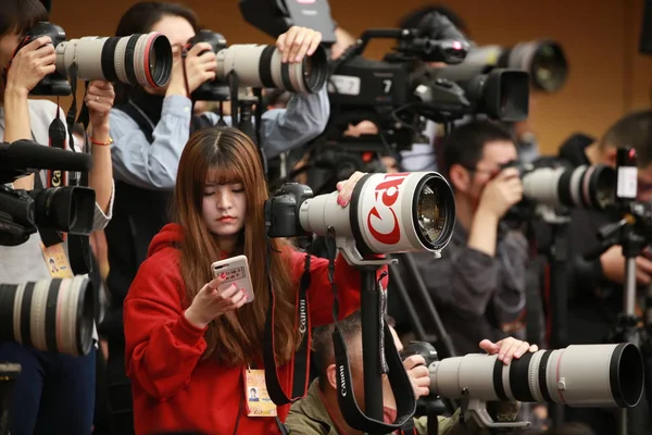 Les Cameramans Les Photographes Enregistrent Une Conférence Presse Pour Cinquième — Photo