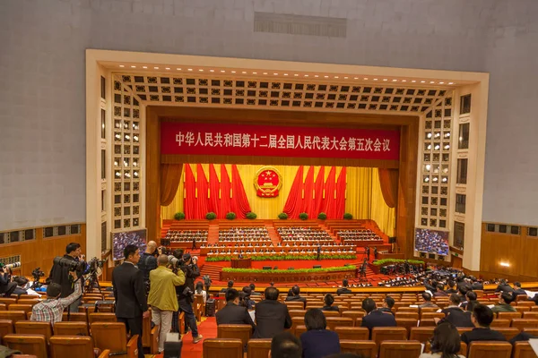 代表们出席2017年3月8日在中国北京人民大会堂举行的第十二届全国人大第五次全体会议第二次全体会议 — 图库照片