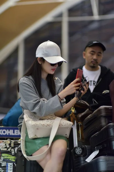 Chinese Actress Yang Uses Her Smartphone Shanghai Pudong International Airport — Stock Photo, Image