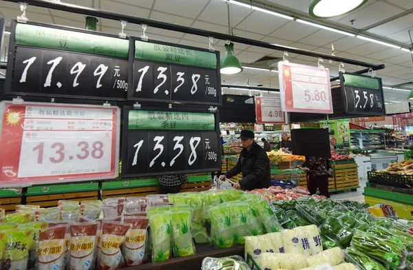 고객은 항저우 슈퍼마켓에서 채소를 중국의 2017 — 스톡 사진