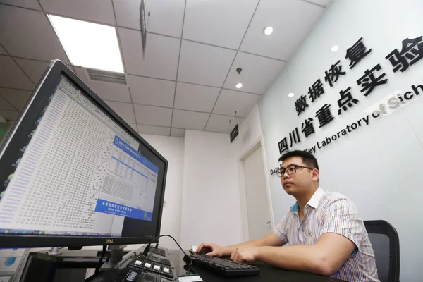 Chinese Engineer Presents Software Recover Files Encrypted Virus Wannacry Recovery — Stock Photo, Image