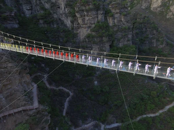 Kinesiska Entusiaster Utför Taichi Svävande Glasbro Vid Ett Naturskönt Område — Stockfoto