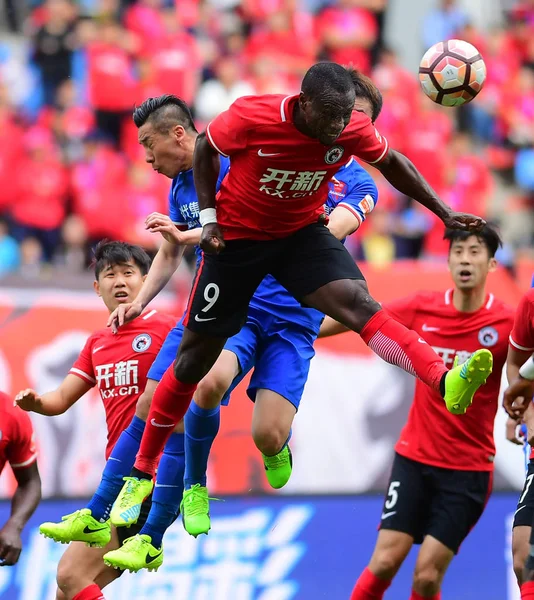 Jugador Fútbol Nigeriano Anthony Ujah Centro Liaoning Whowin Encabeza Pelota — Foto de Stock