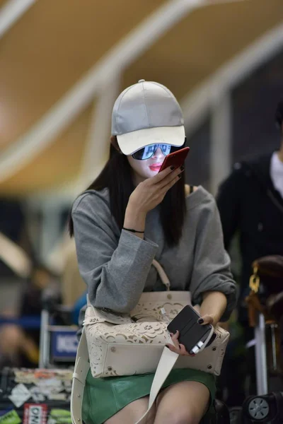 Chinese Actress Yang Uses Her Smartphone Shanghai Pudong International Airport — Stock Photo, Image