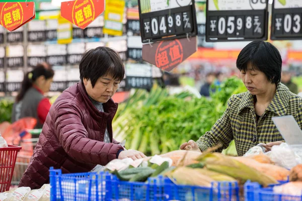 お客様は 中国の江蘇省 南京市のスーパーマーケットで野菜を購入し 2017 月8日 — ストック写真