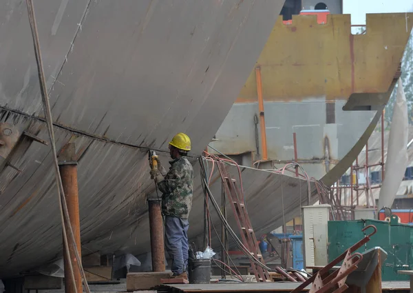 Trabalhadores Chineses Trabalham Local Construção Uma Réplica Grande Escala Navio — Fotografia de Stock