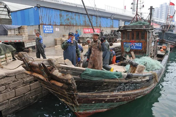 Рыбаки Выгружают Рыбу Лапши Причале Сяоган Городе Циндао Провинция Шаньдун — стоковое фото