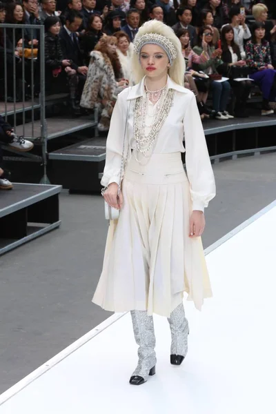 Una Modella Espone Una Nuova Creazione Alla Chanel Fashion Show — Foto Stock