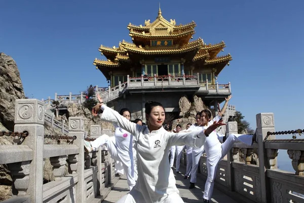 Čínští Nadšenci Provést Jóga Hoře Laojun Den Žen Luoyang City — Stock fotografie