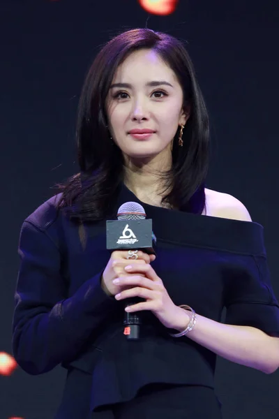 中国女星杨米出席2017年3月10日在中国北京举行的宣传综艺节目 即将到来的一场 的新闻发布会 — 图库照片