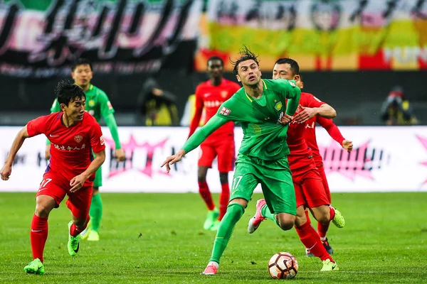 Turkse Voetballer Burak Yilmaz Midden Van Beijing Guoan Trapt Bal — Stockfoto