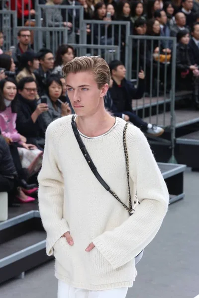 Mannequin Présente Une Nouvelle Création Défilé Chanel Lors Fashion Week — Photo