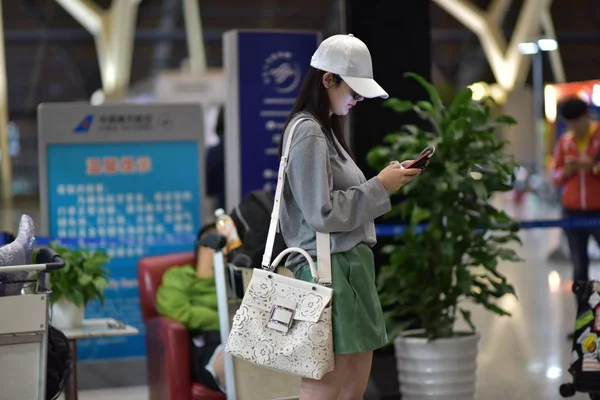 中国女優ヤン 上海浦東国際空港で彼女のスマート フォンを使用して彼女は 2017 上海での会ったガラに出席した後ニューヨークから返される — ストック写真