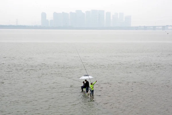 Los Lugareños Pescan Una Orilla Sumergida Del Río Qiantang Ignorando — Foto de Stock