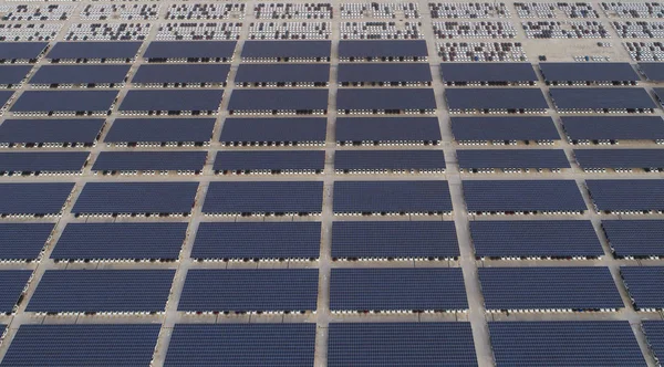 Los Automóviles Nueva Construcción Están Estacionados Bajo Paneles Solares Planta — Foto de Stock