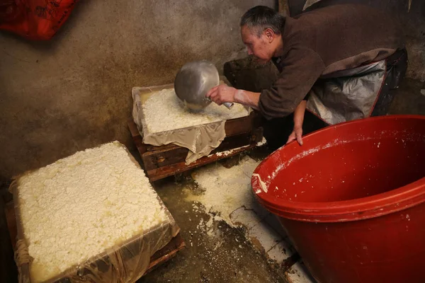 Artisan Chinois Zutie Est Photographié Lorsqu Fabrique Tofu Chez Lui — Photo