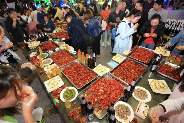Los Gourmets Chinos Comen Cangrejos Río Durante Una Fiesta Celebrada — Foto de Stock