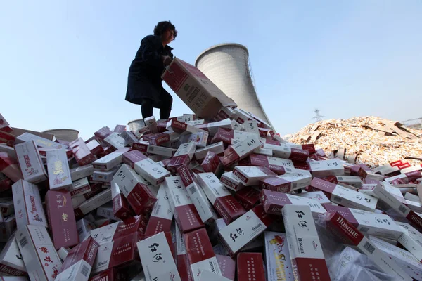 Kinesisk Anställd Häller Falska Varumärke Och Sämre Cigaretter Som Ska — Stockfoto