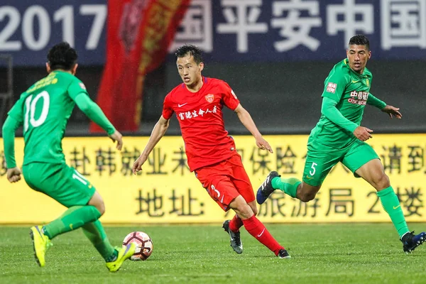 Der Brasilianische Fußballspieler Ralf Rechts Von Beijing Guoan Fordert Einen — Stockfoto