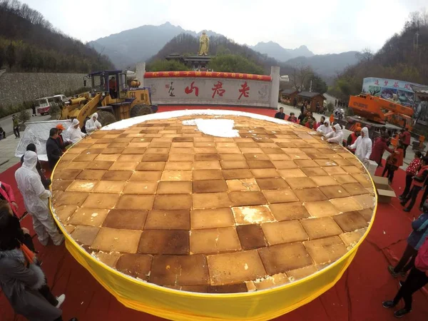 Panettieri Cinesi Incollare Crema Sulla Cima Una Torta Gigante Celebrare — Foto Stock
