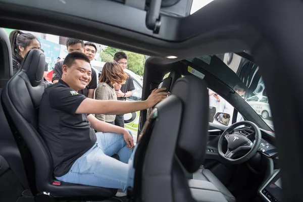 Visitors Try Out Electric Car Tesla Provided Highsun Platform Car — стоковое фото