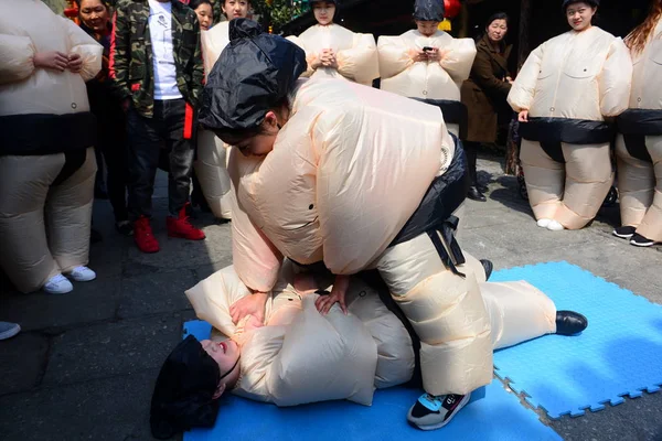 Chinese Women Dressed Inflatable Sumo Wrestler Costumes Took Part Wrestling — Stock Photo, Image