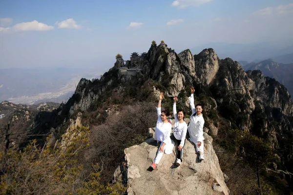 Çin Meraklıları Yoga Laojun Dağı Nda Bir Uçurumun Kenarında Kadınlar — Stok fotoğraf