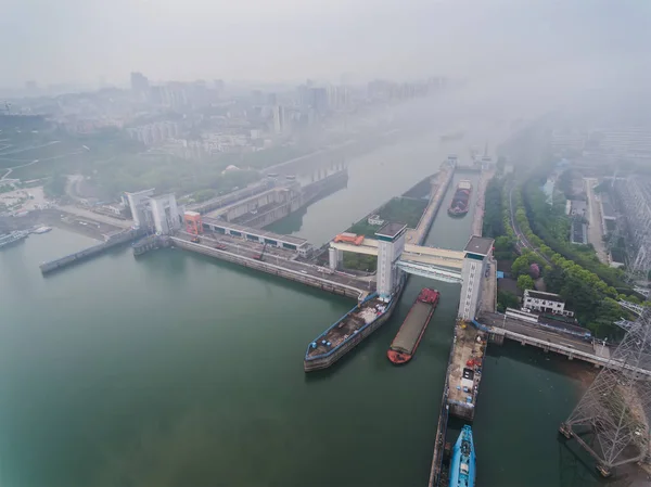 มมองทางอากาศของเข Gezhouba บนแม Yangtze ในเม Yichang งหว Hubei นกลาง เมษายน — ภาพถ่ายสต็อก
