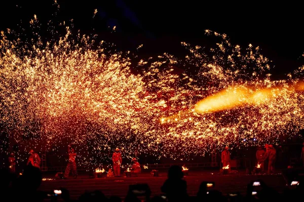 Artistas Rocían Hierro Fundido Para Simular Exhibición Fuegos Artificiales Durante — Foto de Stock