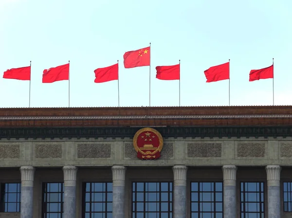 赤い旗は第 会議北京 中国の 全国人民代表大会 Npc セッション 2017 日の間に人々 の大ホールでフラッタします — ストック写真
