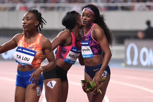 ジャマイカ Elaine トンプソンを女子に勝った後祝う Iaaf ダイヤモンド リーグ上海 2017 上海市に 2017 日中に — ストック写真