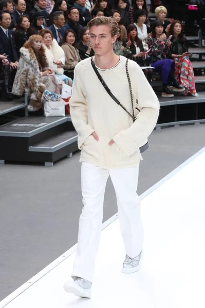 Una Modella Espone Una Nuova Creazione Alla Chanel Fashion Show — Foto Stock