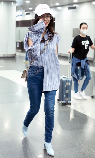 香港模特兼女演员安丹巴比于2017年5月14日在中国北京首都国际机场合影 Angelababy 穿着巴伦西亚加的垂直条纹裙子 Re变牛仔裤 Stuart Weitzman 并携带迪奥手提包 — 图库照片