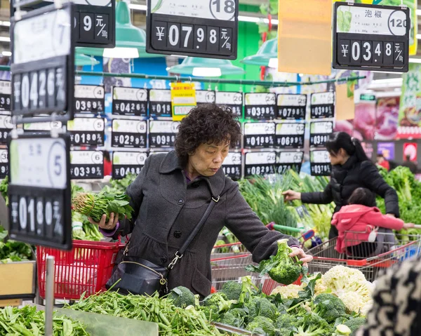 お客様は 中国の江蘇省 南京市のスーパーマーケットで野菜を購入し 2017 月8日 — ストック写真