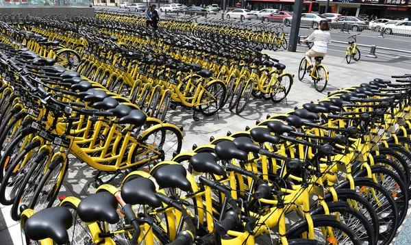 Biciclette Del Servizio Bike Sharing Cinese Ofo Sono Allineati Una — Foto Stock