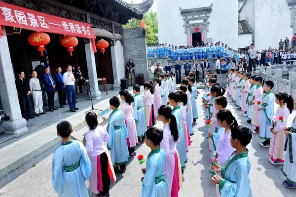 Školáci Tradiční Čínské Kroje Číst Čínské Klasické Zhu Jia Xun — Stock fotografie
