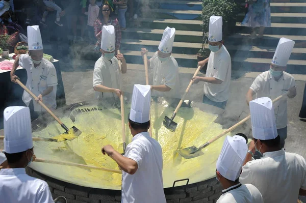 Chinese Chefs Use 000 Eggs Make Pancakes Pan Meters Diameter — Stock Photo, Image