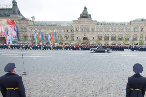 ロシアのセルゲイ ショイグ国防相は 1941年から1945年の大祖国戦争でナチスドイツに勝利した72周年を記念する記念日の軍事パレードで赤の広場に沿って走り回り 兵士たちに敬意を表します — ストック写真