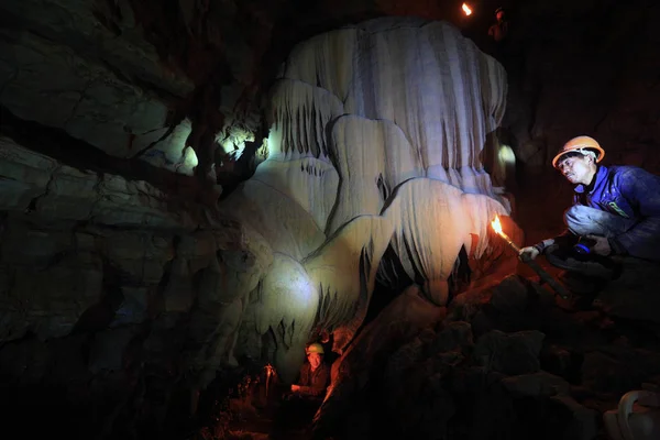 Aldeano Chino Muestra Una Cueva Kárstica Recién Descubierta Pasillo Una —  Fotos de Stock
