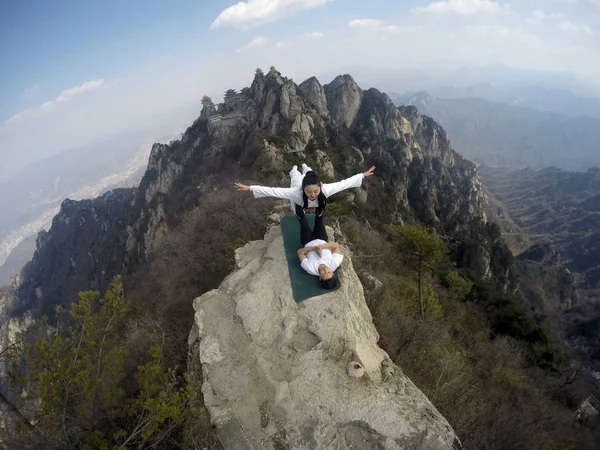 Çinli Bir Meraklısı Yoga Laojun Dağı Nda Bir Uçurumun Kenarında — Stok fotoğraf