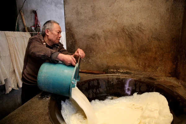 Китайский Ремесленник Цзюти Наливает Незавершенное Соевое Молоко Контейнер Делает Тофу — стоковое фото