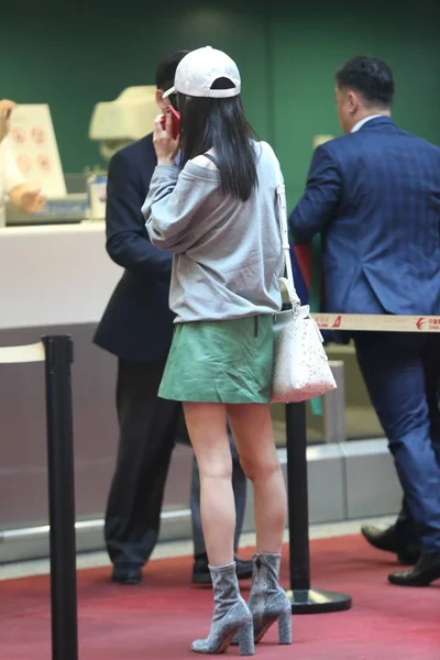 Китайська Актриса Yang Використовує Смартфон Міжнародного Аеропорту Шанхай Пудун Вона — стокове фото