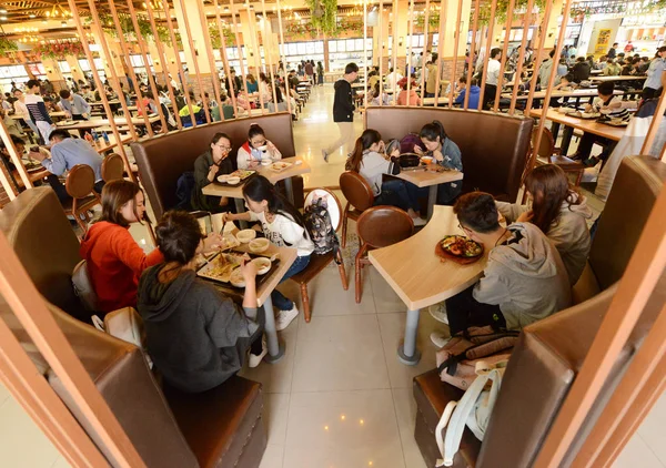 Kínai Diákok Ebéd Birdcage Room Étkezdében Egy Egyetem Zhengzhou Város — Stock Fotó