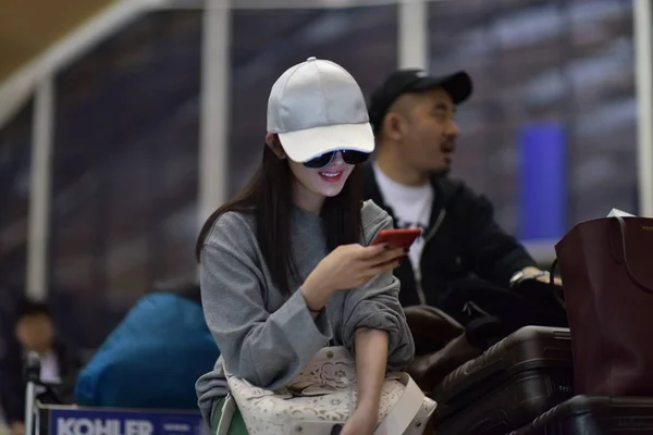 Actriz China Yang Utiliza Teléfono Inteligente Aeropuerto Internacional Shanghai Pudong —  Fotos de Stock