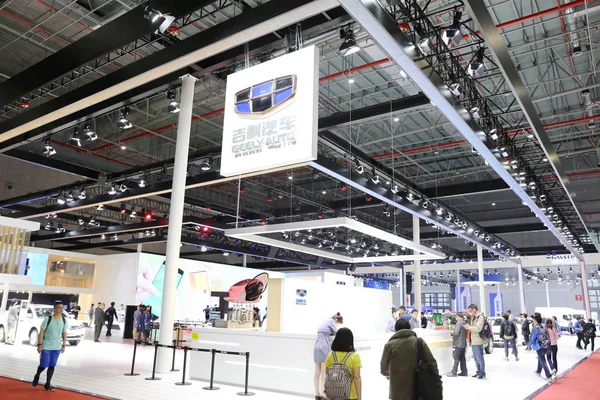 Посещение Стенда Geely Шанхайской Международной Выставке Автомобильной Промышленности Известной Auto — стоковое фото
