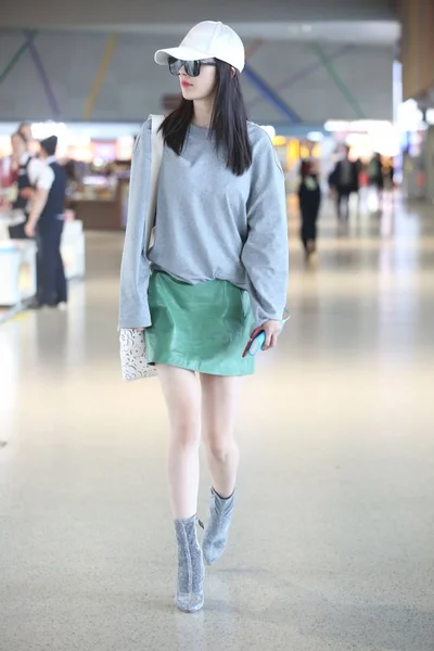 图为中国女星杨米在出席了2017年5月3日在中国上海举行的 Met Gala 后从纽约返回上海浦东国际机场 — 图库照片