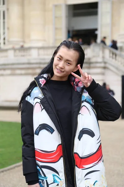 Das Chinesische Model Wang Xinyu Besucht Die Moncler Gamme Rouge — Stockfoto