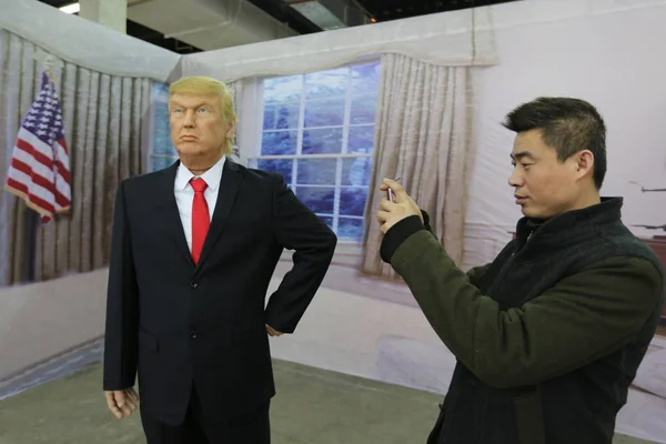 2017年3月9日 在中国东北辽宁省沈阳市举行的展览上 一位游客拍摄了美国新总统唐纳德 特朗普蜡像的照片 — 图库照片