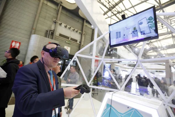Visitante Experimenta Dispositivo Realidade Virtual Durante Appliance Electronics World Expo — Fotografia de Stock